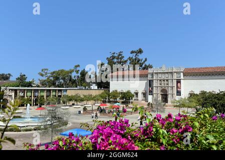 SAN DIEGO, KALIFORNIEN - 25. AUG 2021: Plaza de Panama und das Museun of Art im Balboa Park. Stockfoto