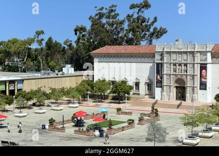 SAN DIEGO, KALIFORNIEN - 25. AUGUST 2021: Die Plaza de Panama und das Kunstmuseum im Balboa Park. Stockfoto