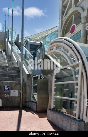 SAN DIEGO, KALIFORNIEN - 25. AUGUST 2021: Schrägaufzug im San Diego Convention Center. Stockfoto
