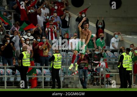 Faro, Portugal. September 2021. Portugals Stürmer Cristiano Ronaldo feiert am 1. September 2021 im Algarve-Stadion in Faro, Portugal, sein zweites Tor während der Fußball-Weltmeisterschaft 2022 in der europäischen Qualifikationsrunde der Gruppe A zwischen Portugal und der Republik Irland. (Bild: © Pedro Fiuza/ZUMA Press Wire) Stockfoto