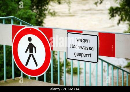 Mülheim an der Ruhr, Nordrhein-Westfalen, Deutschland - Hochwasser, Ruhruferweg wegen Hochwasser in Mülheim an der Ruhr geschlossen. Stockfoto