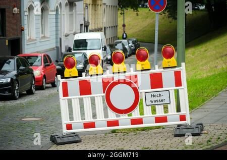 Duisburg, Nordrhein-Westfalen, Deutschland - Hochwasser, Straßensperrung durch Hochwasser in Duisburg Ruhrort. Stockfoto