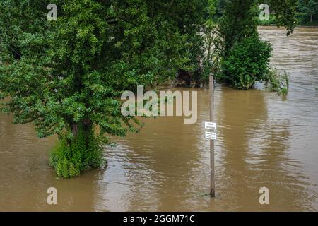 Mülheim an der Ruhr, Nordrhein-Westfalen, Deutschland - Hochwasser, Hinweisschild, Baden verboten, Ruhrstrand Freizeitanlage am Ruhrufer ist überflutet. Stockfoto