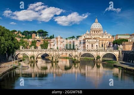 Basilika St. Peter und der Tiber in Rom, Italien Stockfoto