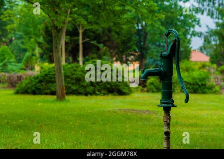 Handpumpe auf einem öffentlichen Friedhof, selektive Schärfe, schönes Bokeh Stockfoto