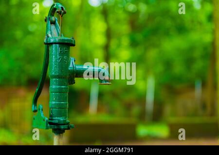 Handpumpe auf einem öffentlichen Friedhof, selektive Schärfe, schönes Bokeh Stockfoto