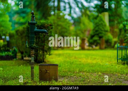 Handpumpe auf einem öffentlichen Friedhof, selektive Schärfe, schönes Bokeh Stockfoto