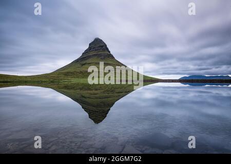 Kirkjufell auf der Halbinsel Snaefellsnes in Island spiegelt sich in einem See wider. Stockfoto