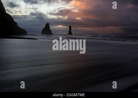 Am schwarzen Strand von Reynisfjara. Stockfoto