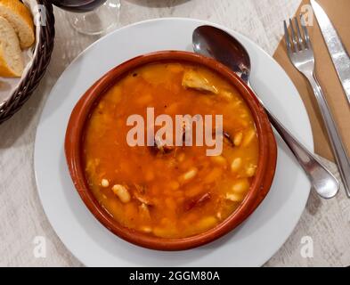 Fabada asturiana in brauner Suppenteller Stockfoto