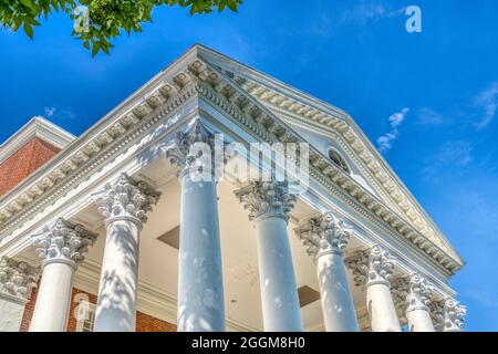 Die verzierten Säulen stützen den Portikus der Rotunde, die von Thomas Jefferson an der University of Virginia in Charlottesville entworfen wurde. Stockfoto