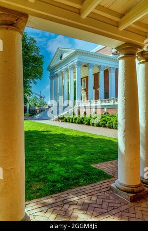 Die Rotunde (mit Studenten) umrahmt von Pavillonsäulen an der University of Virginia in Charlottesville. Stockfoto