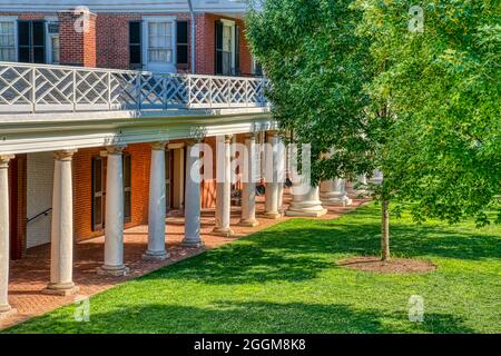 Der überdachte Gang des östlichen Pavillons des Akademischen Dorfes an der Universität von Virginia in Charlottesville. Stockfoto