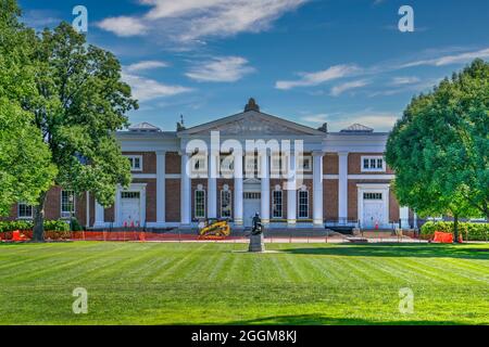 Die Old Cabell Hall am Ende des akademischen Dorfes und der Rasen an der University of Virginia in Charlottesville. Stockfoto