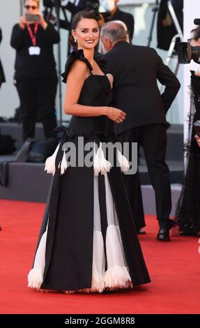 Venedig, Italien. September 2021. Die spanische Schauspielerin Penelope Cruz nimmt am 1. September 2021 an der Premiere von Parallel Mothers beim 78. Filmfestival in Venedig Teil. Foto von Rune Hellestad/UPI Credit: UPI/Alamy Live News Stockfoto