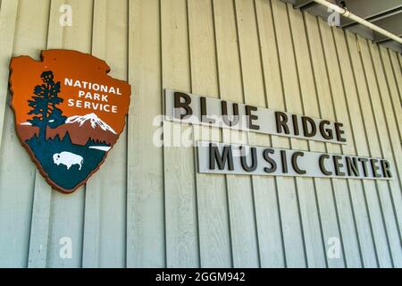 Das Eingangsschild zum Blue Ridge Music Center am Blue Ridge Parkway in Galax, Virginia. Stockfoto