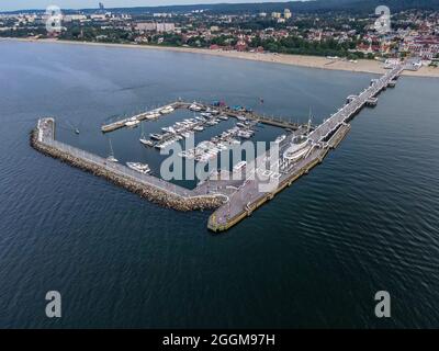 SOPOT, POLEN - 19. Jun 2021: Eine Luftaufnahme von Booten und Schiffen, die in einer Marina von Sopot, Polen, angedockt sind Stockfoto