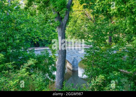 Die steinerne Burnside Bridge über Antietam Creek im Antietam National Battlefield in Maryland. Stockfoto