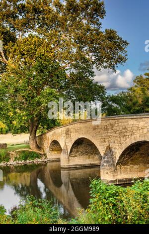 Die steinerne Burnside Bridge über Antietam Creek im Antietam National Battlefield in Maryland. Stockfoto