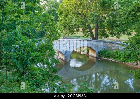 Die steinerne Burnside Bridge über Antietam Creek im Antietam National Battlefield in Maryland. Stockfoto