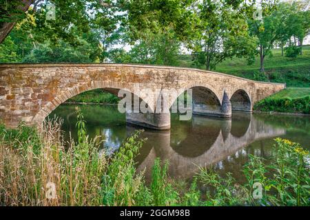Die steinerne Burnside Bridge über Antietam Creek im Antietam National Battlefield in Maryland. Stockfoto