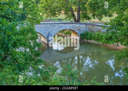 Die steinerne Burnside Bridge über Antietam Creek im Antietam National Battlefield in Maryland. Stockfoto