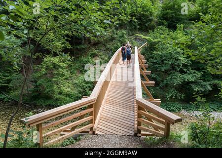 Wanderer auf der 1. Wiener Wasserleitungsweg, der Wanderweg führt im Höllental über eine Brücke über die Schwarza, zwischen Hirschwang und Kaiserbrunn, Niederösterreich, Österreich Stockfoto