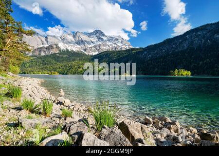 Zugspitze und Eibsee an einem sonnigen Sommertag. Grainau, Bayern, Deutschland, Europa Stockfoto