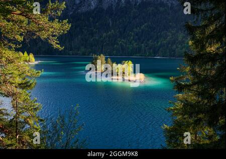 Türkisfarbener Eibsee mit einer kleinen Insel im Sommer. Grainau, Bayern, Deutschland, Europa Stockfoto