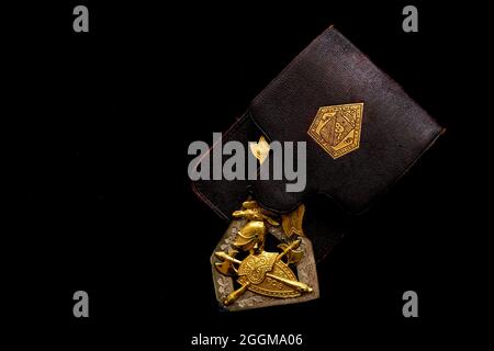 Abzeichen mit Ledertasche der Knights of Pythias, einer brüderlichen, wohlwollenden und karitativen Organisation, die 1864 in Washington, D.C., gegründet wurde. Stockfoto