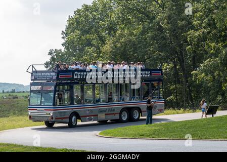 Ein gefüllter Doppeldecker-Tourbus der Gettysburg Battlefield Tours Company auf dem Schlachtfeld in Gettysburg, Pennsylvania, USA Stockfoto