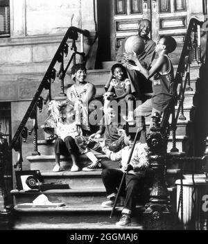 Zelda Harris, Alfre Woodard, TseMach Washington, Delroy Lindo, Carlton Williams, Chris Knowings, Sharif Rashid, am Set des Films, 'Crooklyn', Universal Picturs, 1994 Stockfoto