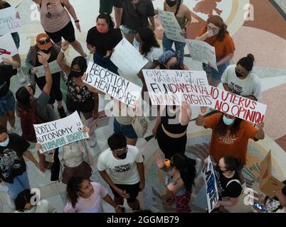 Austin, TX, USA. September 2021. Frauen der University of Texas versammeln sich im Texas Capitol, um gegen die Unterzeichnung des strengsten Abtreibungsgesetzes des Landes durch Gouverneur Greg Abbott zu protestieren, das es zu einem Verbrechen macht, einen Unfetus nach sechs Wochen oder wenn ein „Herzschlag“ entdeckt wird, abzubrechen. Abbott unterzeichnete das Gesetz am Mittwoch, den 1. September 2021. (Bild: © Bob Daemmrich/ZUMA Press Wire) Stockfoto