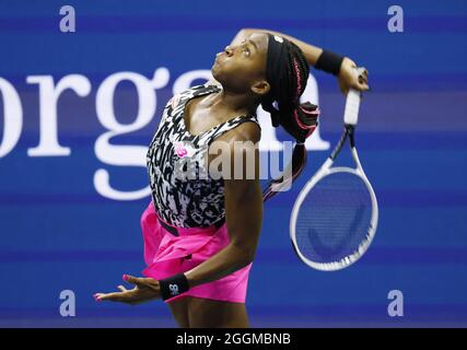 Flushing Meadow, United Gab An. September 2021. Coco Gauff bedient sich, bevor er Sloane Stephens in der zweiten Runde der US Open Tennis Championships 2021 im USTA Billie Jean King National Tennis Center am Mittwoch, den 1. September 2021 in New York City in geraden Sätzen verlor. Foto von John Angelillo/UPI Credit: UPI/Alamy Live News Stockfoto