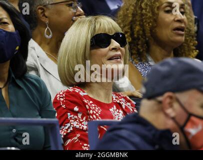 Flushing Meadow, United Gab An. September 2021. Anna Wintour beobachtet, wie Sloane Stephens Coco Gauff in der zweiten Runde der US Open Tennis Championships 2021 im USTA Billie Jean King National Tennis Center am Mittwoch, den 1. September 2021 in New York City spielt. Foto von John Angelillo/UPI Credit: UPI/Alamy Live News Stockfoto