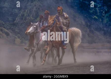 Der flüsternde Sandpferd Mount Bromo (indonesisch: Gunung Bromo) ist ein aktiver Vulkan und Teil des Tengger-Massivs in Ost-Java, Indonesien Stockfoto