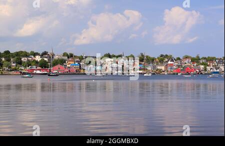 Panoramablick auf das UNESCO-Weltkulturerbe der historischen Innenstadt von Lunenburg und den Hafen am Atlantischen Ozean, Nova Scotia, Kanada Stockfoto