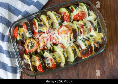 Ratatouille.traditioneller provenzalischer Eintopf mit saisonalem Gemüse auf einem Holzhintergrund.Nahaufnahme Stockfoto