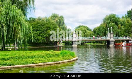 24. August 2021 die Lagune in Boston Garden von einem Schwanenboot mit einem anderen Boot, das am Dock ankommt. Stockfoto
