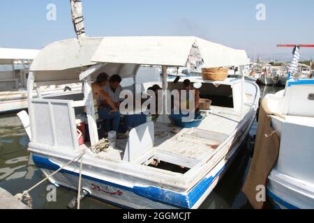 Tripolis, Libanon. September 2021. Fischerboote legen am 1. September 2021 in einem Hafen in Tripolis, Nordlibanon, an. Die meisten Fischer im Hafen von Tripolis haben die Fischerei aufgrund des Mangels an Diesel eingestellt. Der Libanon steht vor einer beispiellosen Finanzkrise angesichts der Verknappung von Devisenreserven, die zu einer Erhöhung der Kosten für Treibstoffimporte führte. Dadurch wurde die Kraftstoffversorgung reduziert und die Stromausschaltung erreichte rund 20 Stunden am Tag. Quelle: Khaled/Xinhua/Alamy Live News Stockfoto