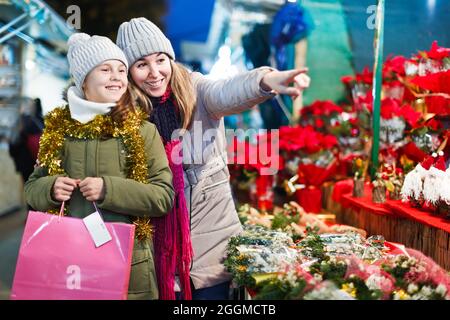 Mädchen mit Frau Wahl Weihnachtsgeschenke für die Familie Stockfoto