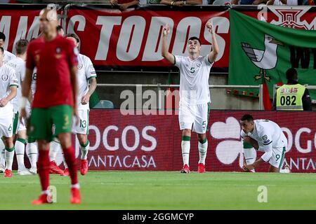 Faro, Portugal. September 2021. Irlands Verteidiger John Egan (2. L) feiert am 1. September 2021 in Faro, Portugal, ein Fußballspiel zwischen Portugal und der Republik Irland, nachdem er während der FIFA World Cup 2022 ein Tor erzielt hatte. Quelle: Pedro Fiuza/Xinhua/Alamy Live News Stockfoto