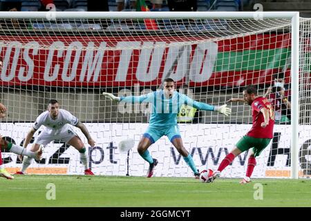Faro, Portugal. September 2021. Portugals Stürmer Bernardo Silva (R) steht während des FIFA World Cup 2022 European Qualifying Round Group A Fußballspiels in Faro, Portugal, am 1. September 2021, mit Irlands Torwart Gavin Bazunu auf dem Spiel. Quelle: Pedro Fiuza/Xinhua/Alamy Live News Stockfoto