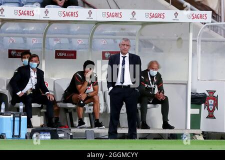 Faro, Portugal. September 2021. Portugals Cheftrainer Fernando Santos (2. R) schaut während der FIFA Weltmeisterschaft 2022 in der europäischen Qualifikationsrunde Gruppe A auf ein Fußballspiel zwischen Portugal und Irland in Faro, Portugal, am 1. September 2021. Quelle: Pedro Fiuza/Xinhua/Alamy Live News Stockfoto