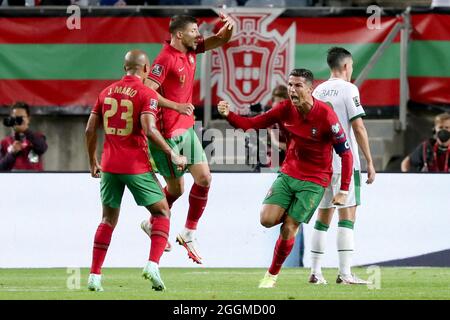 Faro, Portugal. September 2021. Der Portugiesen Cristiano Ronaldo (2. R) feiert nach einem Tor während der FIFA Weltmeisterschaft 2022 in der europäischen Qualifikationsrunde Gruppe A ein Fußballspiel zwischen Portugal und Irland in Faro, Portugal, 1. September 2021. Quelle: Pedro Fiuza/Xinhua/Alamy Live News Stockfoto