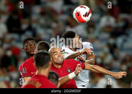 Faro, Portugal. September 2021. Irlands Verteidiger Andrew Omobamidele (R) steht während des FIFA World Cup 2022 European Qualifying Round Group A Fußballspiels in Faro, Portugal, am 1. September 2021, mit dem portugiesischen Verteidiger Pepe (2. R) auf dem Spiel. Quelle: Pedro Fiuza/Xinhua/Alamy Live News Stockfoto