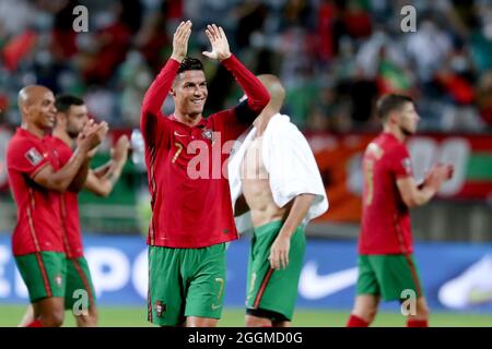 Faro, Portugal. September 2021. Der Portugiesen Cristiano Ronaldo (vorne) feiert nach einem Tor nach der FIFA Weltmeisterschaft 2022 ein europäisches Qualifikationsrunde Gruppe-A-Fußballspiel zwischen Portugal und Irland in Faro, Portugal, 1. September 2021. Quelle: Pedro Fiuza/Xinhua/Alamy Live News Stockfoto