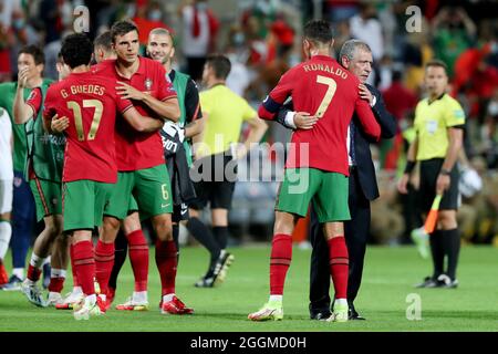 Faro, Portugal. September 2021. Portugals Stürmer Cristiano Ronaldo (3d R) feiert mit Portugals Cheftrainer Fernando Santos (2. R) nach der Fußball-Weltmeisterschaft 2022 in der europäischen Qualifikationsrunde Gruppe Ein Fußballspiel zwischen Portugal und Irland in Faro, Portugal, 1. September 2021. Quelle: Pedro Fiuza/Xinhua/Alamy Live News Stockfoto
