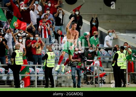 Faro, Portugal. September 2021. Der Portugiesen Cristiano Ronaldo (C) feiert nach einem Tor während der FIFA World Cup 2022 European Qualifying Round Group Ein Fußballspiel zwischen Portugal und Irland in Faro, Portugal, am 1. September 2021. Quelle: Pedro Fiuza/Xinhua/Alamy Live News Stockfoto