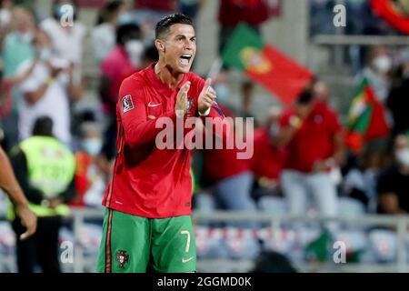 Faro, Portugal. September 2021. Der Portugiesen Cristiano Ronaldo feiert nach einem Tor während der FIFA Weltmeisterschaft 2022 in der europäischen Qualifikationsrunde Gruppe A ein Fußballspiel zwischen Portugal und Irland in Faro, Portugal, 1. September 2021. Quelle: Pedro Fiuza/Xinhua/Alamy Live News Stockfoto